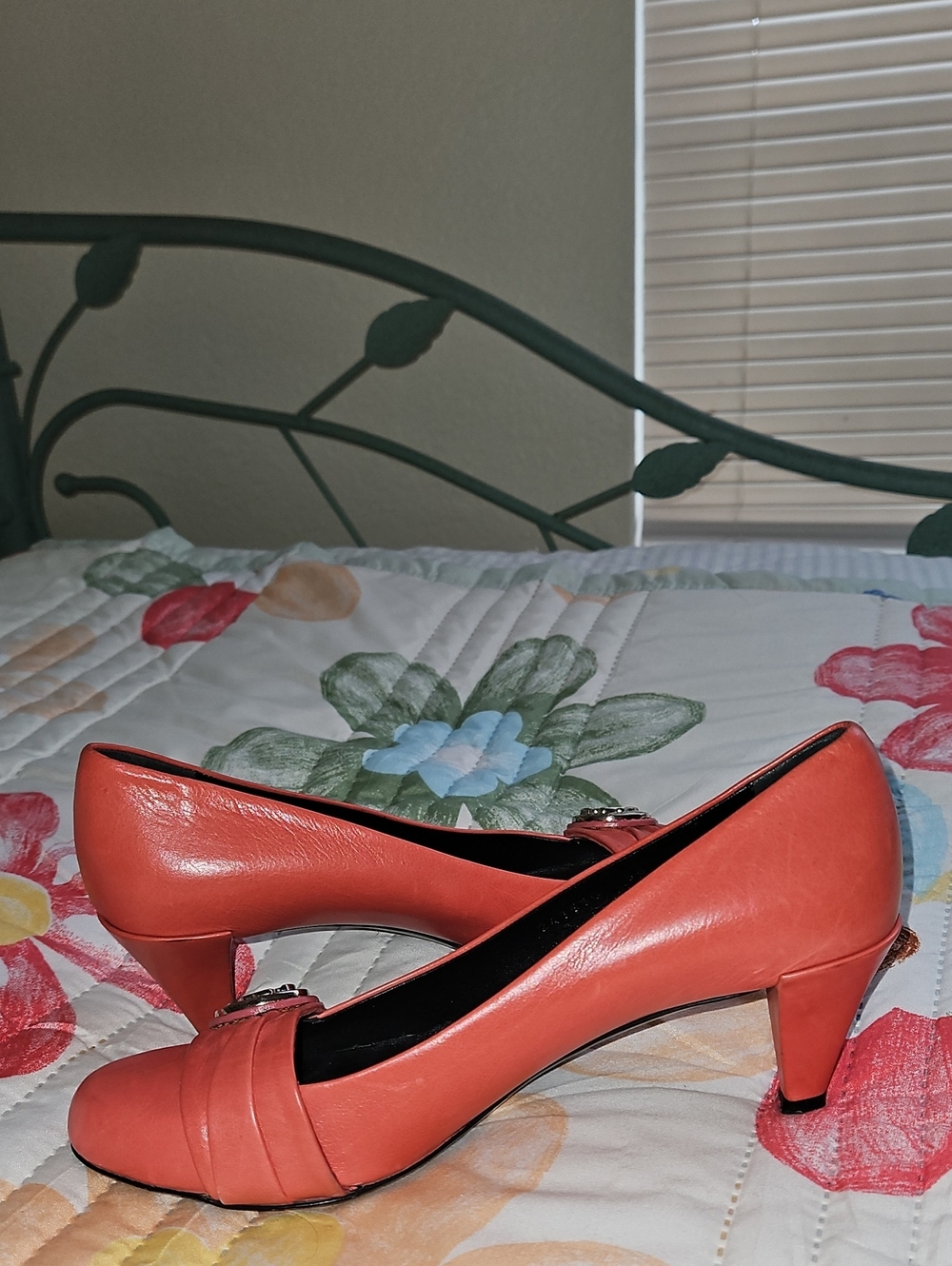 Gucci Women's Coral Mid Heel Pumps Authentic